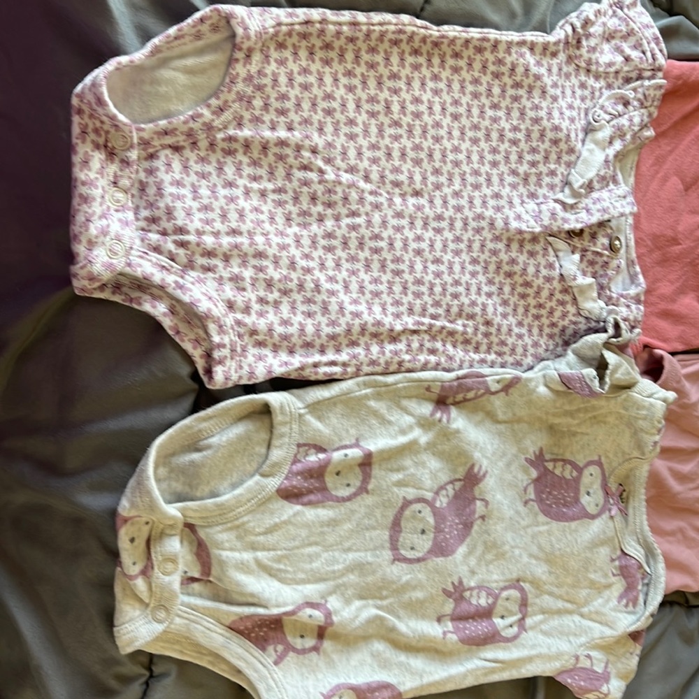 4 onesies size 3-6 months